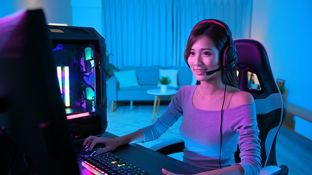 Kobieta przy stanowisku gamingowym PC w GameHaven
